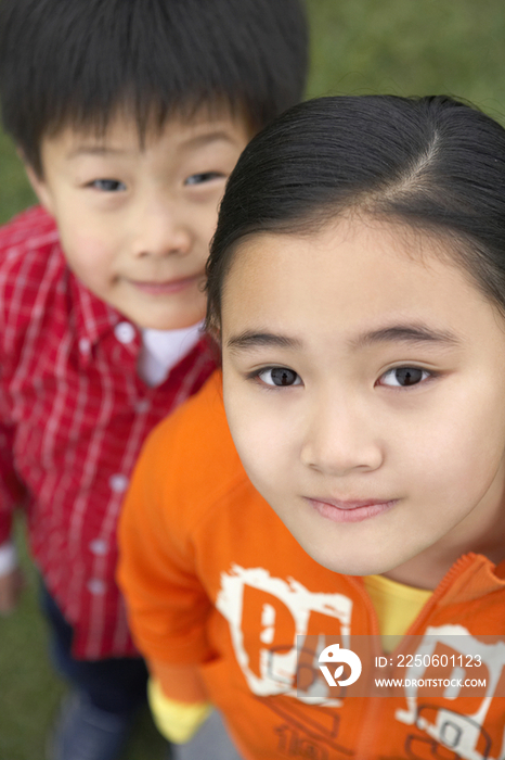 小男孩和小女孩在草地上