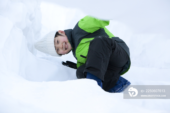 小男孩在雪地嬉戏