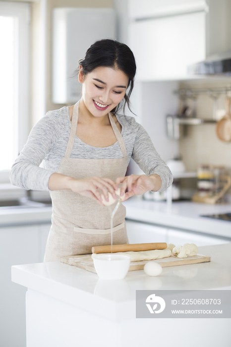 年轻女子在家做饭