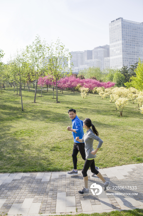中年夫妇在公园跑步健身