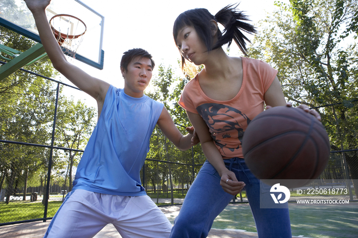 年轻人打篮球