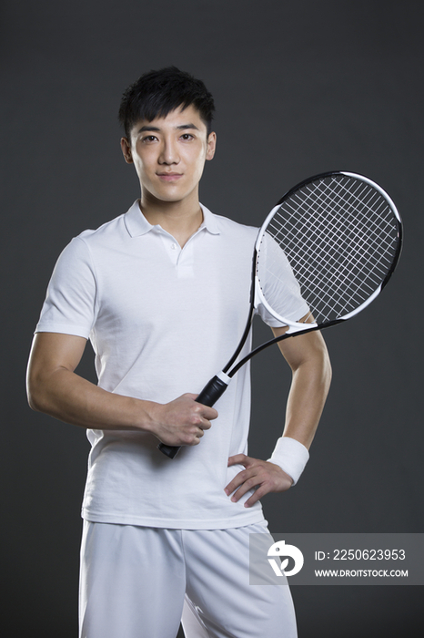 年轻男子拿着网球拍
