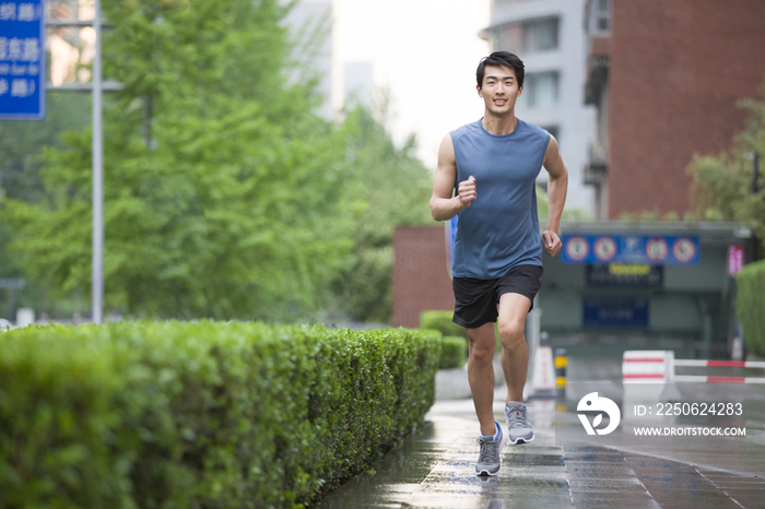 年轻男子在户外跑步健身