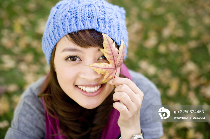 青年女子在秋日午后树林里