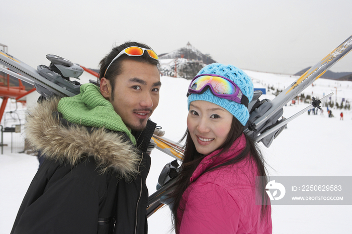 年轻情侣准备滑雪