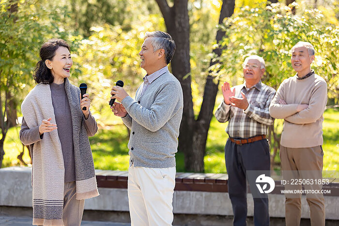 幸福的老年人在公园唱歌