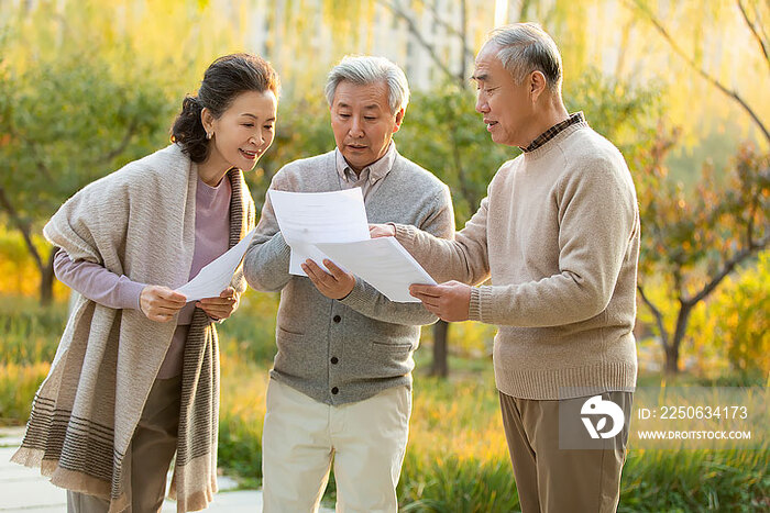 老年人在公园谈话