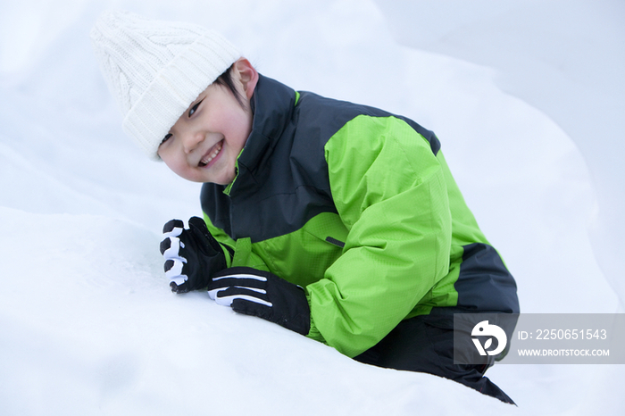 小男孩在雪地嬉戏