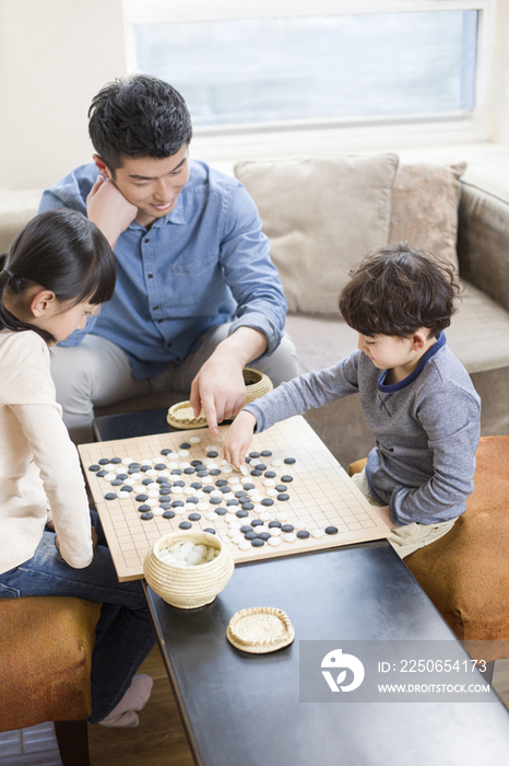 孩子们在家下象棋