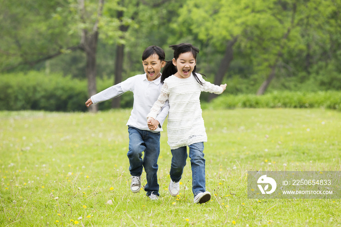 快乐的孩子们在草地上奔跑