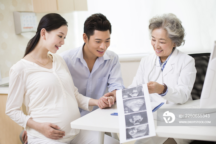 年轻夫妇到医院做产前检查