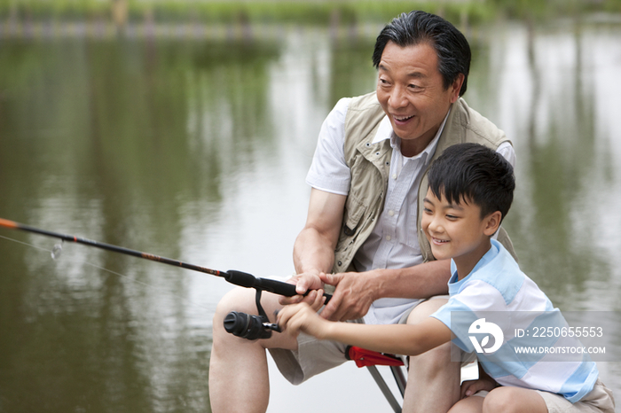 爷爷教孙子钓鱼