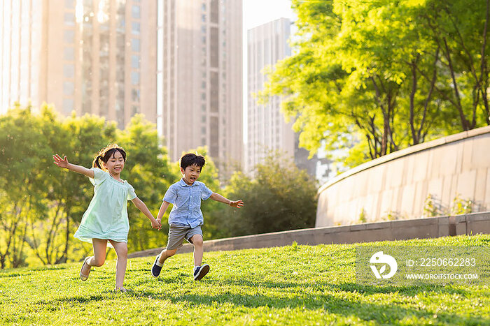 快乐的孩童在公园玩耍