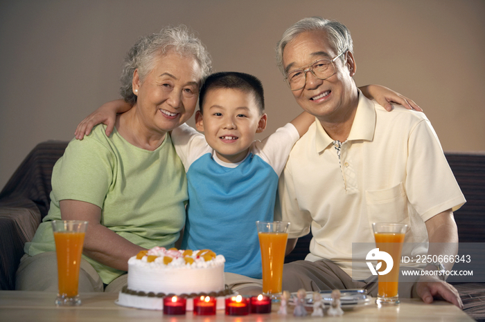 一家人庆祝生日