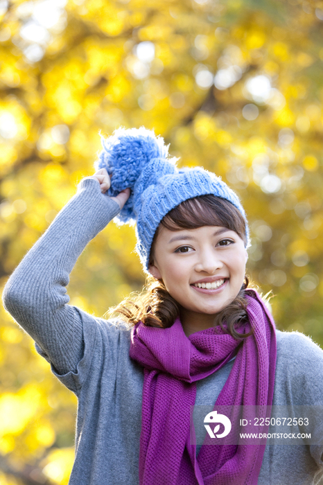 秋日里的青年女子