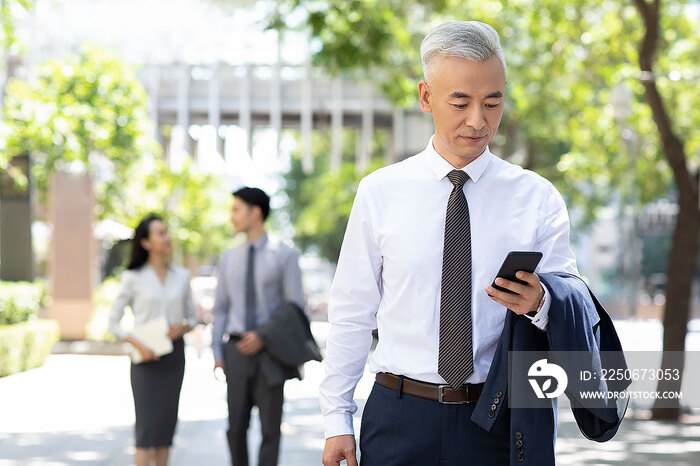 自信的商务人士使用手机