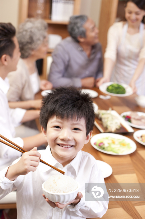 一家人享受快乐用餐时光