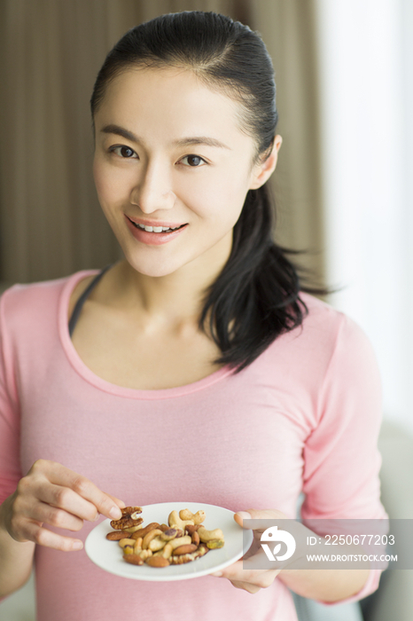 年轻女子吃坚果零食