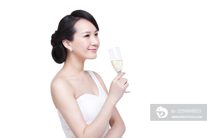 优雅的女人手拿香槟酒杯