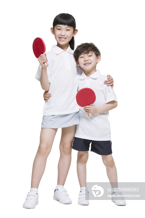 可爱的儿童打乒乓球