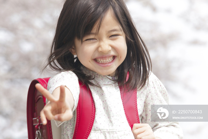 在樱花树下签名的小学生女生