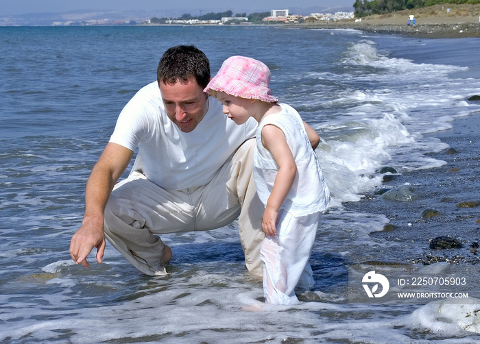 父亲和女儿在海里玩耍