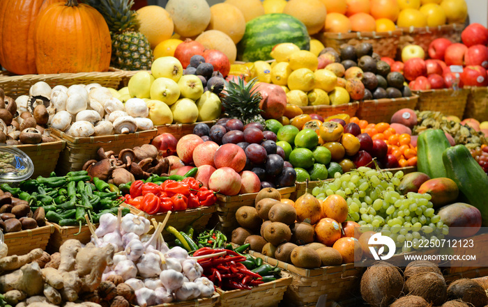 水果市场有各种五颜六色的新鲜水果和蔬菜