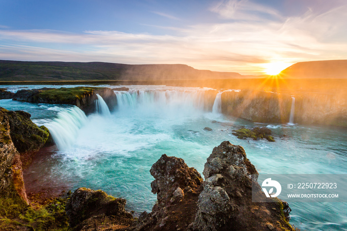 日落时分的神瀑布，冰岛，神奇的瀑布