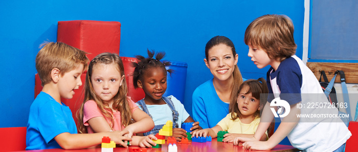 Kinder spielen mit Bausteinen im Hort