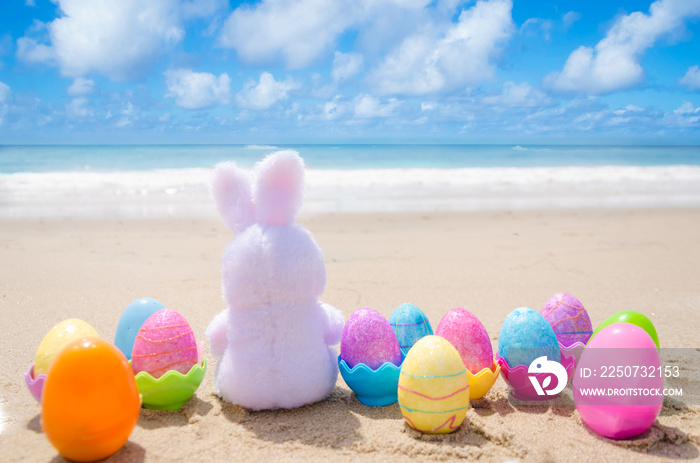 海滩上的复活节兔子和彩色彩蛋