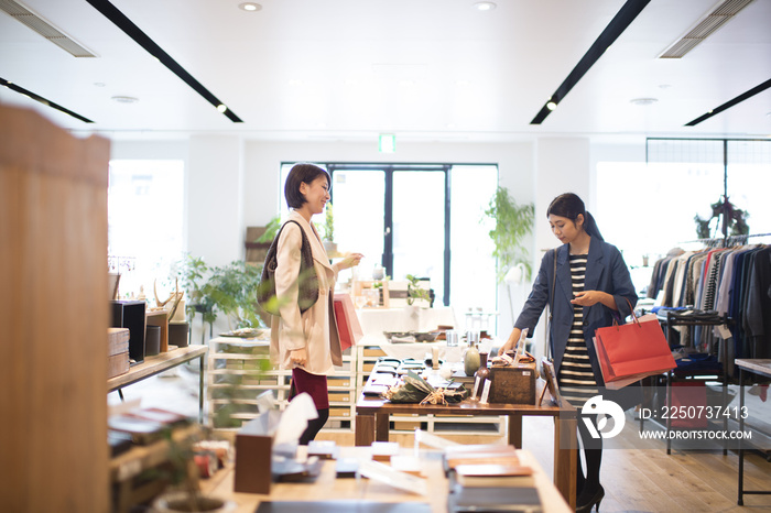 年轻女人在杂货店买东西