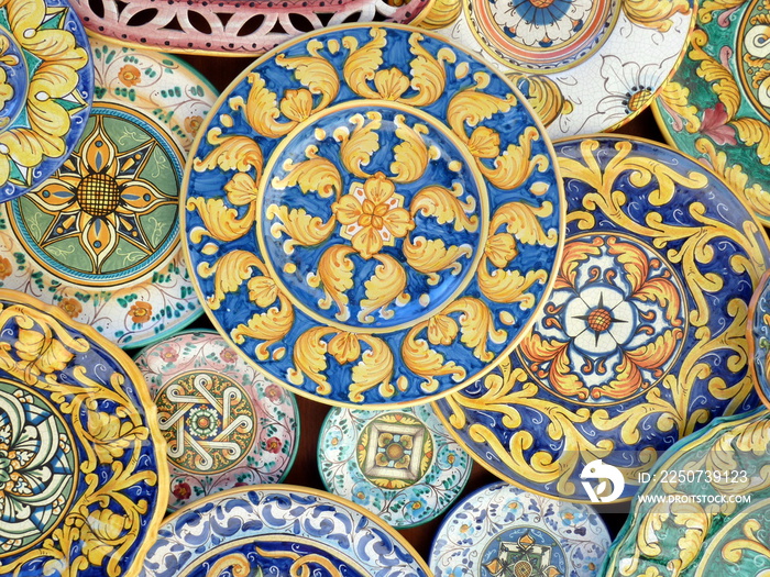 piatti decorati di ceramica