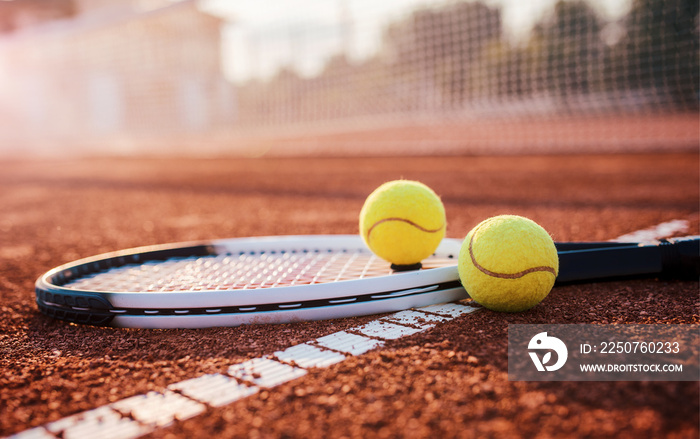 网球场上的网球和球拍。体育、娱乐概念