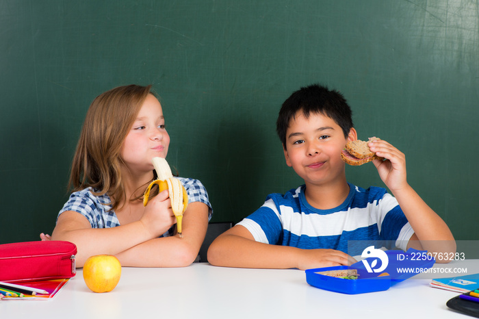 kinder essen pausenbrote