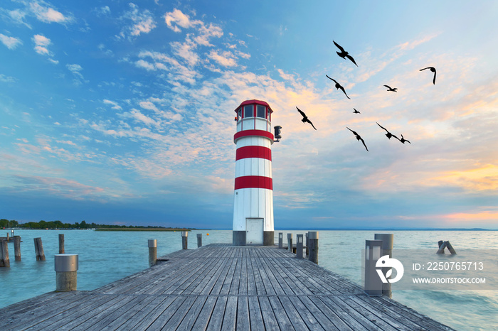 zum Sonnenuntergang am Leuchtturm am See