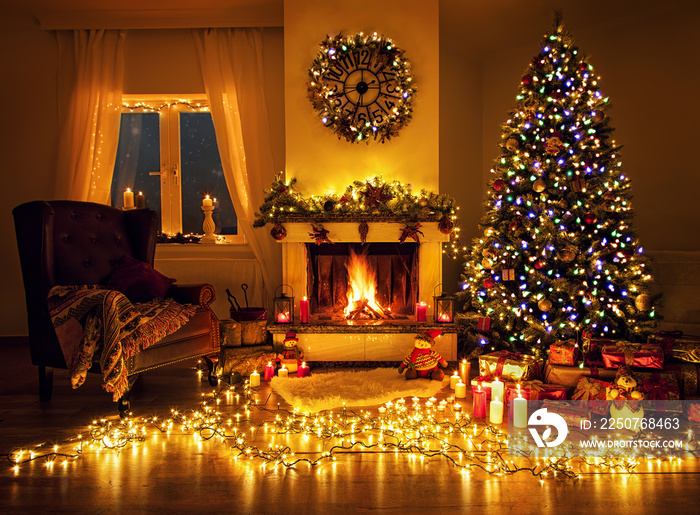 Weihnachtszimmer mit Kamin, Lichterketten und Weihnachtsbaum