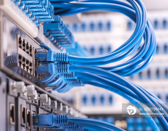 网络交换机和以太网电缆，数据中心概念。