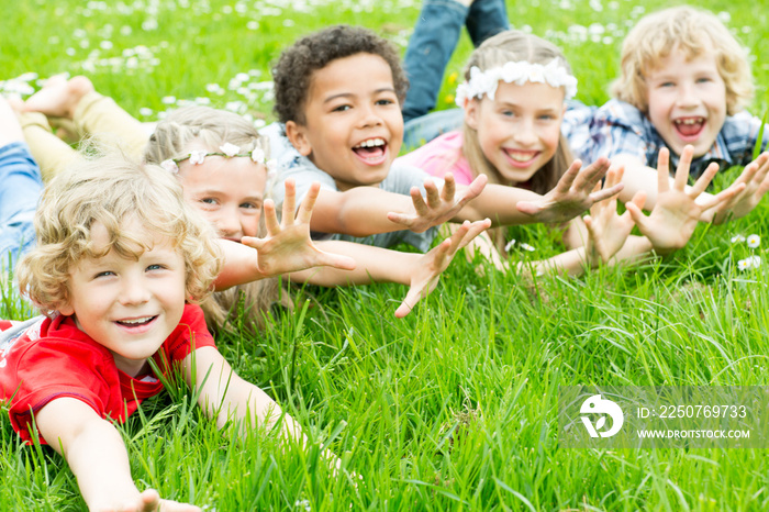 lachende Kinder auf der Wiese