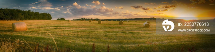 Landschaft im Sommer, Sonnenuntergang, abgeerntete Getreidefeld mit Strohballen，全景