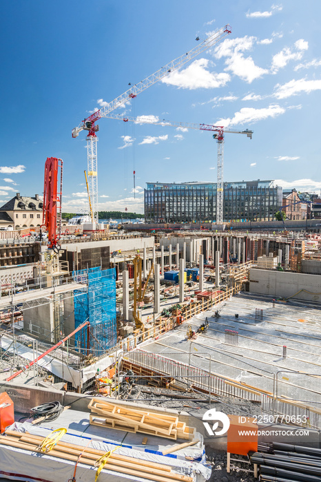 城市新建筑区的大型建筑工地，配有基础和起重机