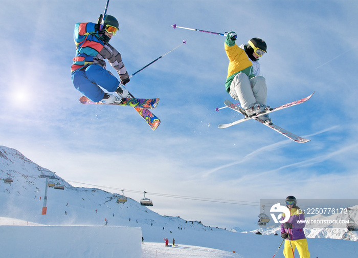 Zwei Skikids im Funpark