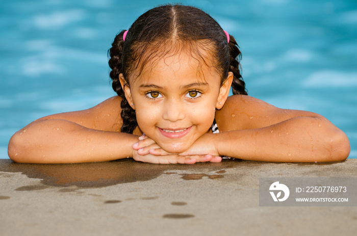 快乐的肖像漂亮的混合种族的孩子在泳池边