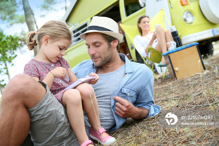 爸爸和小女孩一起在露营地玩
