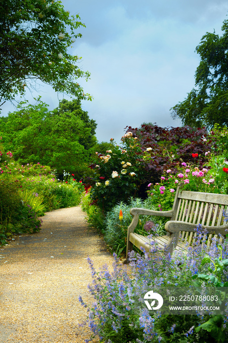 清晨的英国式公园里，艺术长凳和鲜花