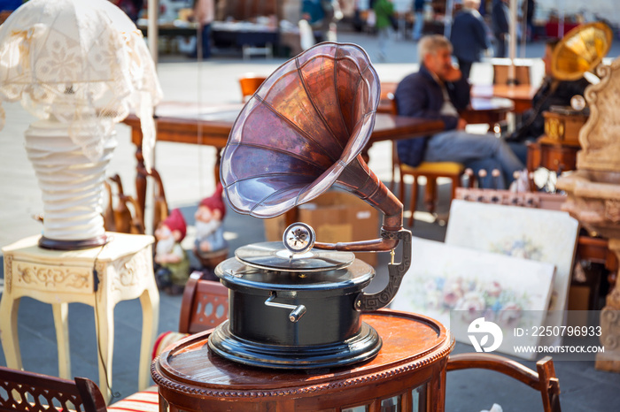 意大利比萨街头市场上的古董留声机