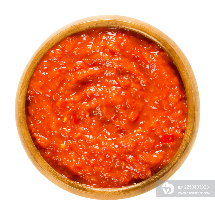 装在木碗里的Ajvar。由甜椒制成的调味品，用于巴尔干美食。面包酱或配菜。