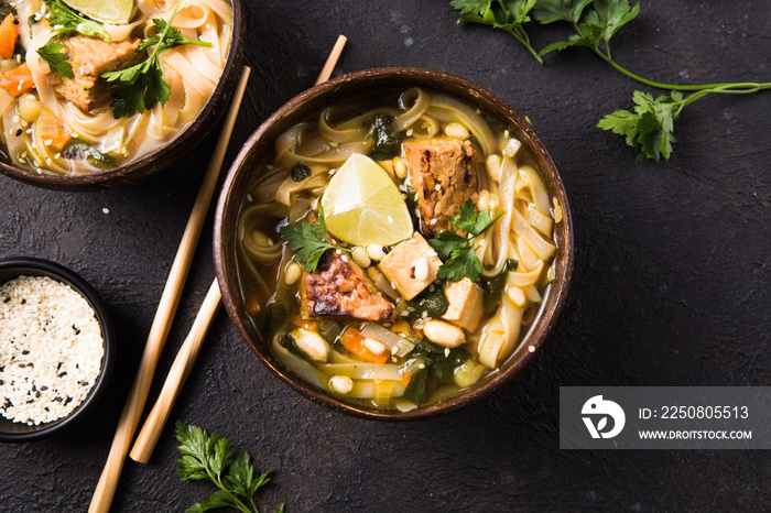 味噌拉面亚洲面条汤，碗里有豆豉或豆豉。为ve健康饮食提供的健康食品