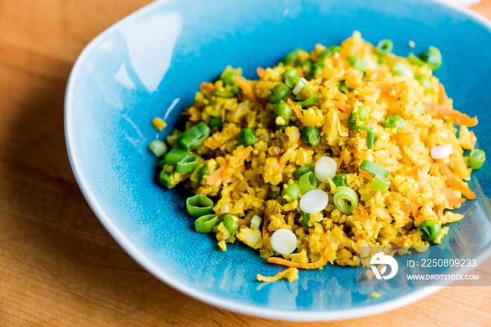 花椰菜饭是一种低热量的健康替代大米。花椰菜饭海