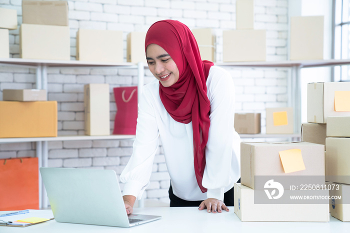 SME, Sell ​​products online and deliver, Modern muslim women, Asian Muslim women do product inspecti