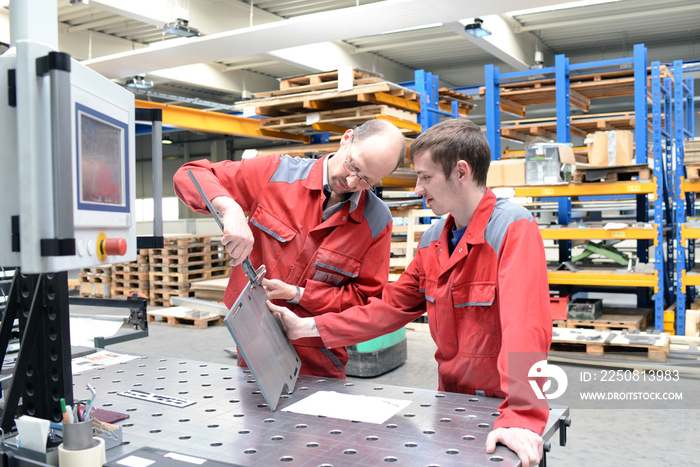 Berufsausbildung im Handwerk and Industrie-Jugendlicher und Arbeiter im Metallbau//职业培训